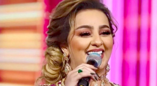 فرنسا: الفنانة المغربية زينة الداودية ترفض رفع العلم الجزائري خلال حفل بفرنسا وتثير امتعاض الجزائريين